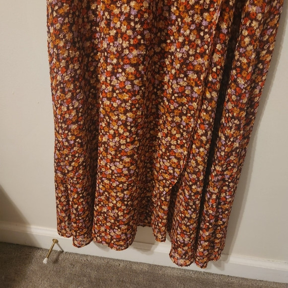 Madewell Longsleeve Cross Over Midi Dress in Clipdot Spring Prairie. - Picture 4 of 11